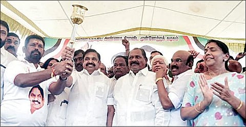 அதிமுகவின் மதுரை மாநாடு ஆக. 20-ம் தேதி நடைபெறுவதை முன்னிட்டு, சென்னை ராயப்பேட்டையில் உள்ள தலைமை அலுவல கத்தில் ஜோதி ஓட்டத்தை அதிமுக பொதுச் செயலாளர் பழனிசாமி நேற்று தொடங்கி வைத்தார். உடன் கட்சியின் மூத்த நிர்வாகிகள். படம்: ம.பிரபு