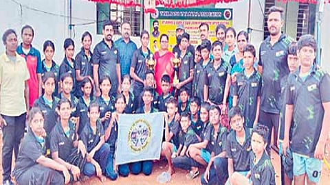 மாநில அளவிலான சப்-ஜூனியர் அட்யா பட்யா சாம்பியன்ஷிப்பில் முதலிடம் பிடித்த தேனி அணியினர்.
