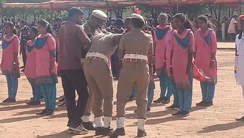 மயக்கமடைந்த பெண் காவலரை அழைத்துச் செல்லும் சக காவலர்கள்