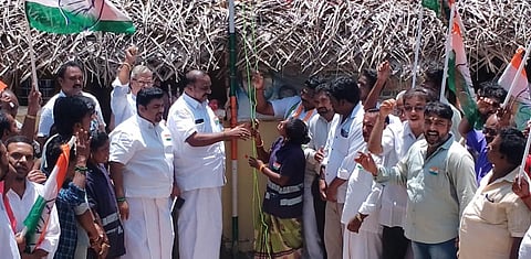 சுதந்திர தின விழா | கும்பகோணம் காங்கிரஸ் கட்சி அலுவலத்தில் தேசிய கொடியேற்றிய பெண் தூய்மைப் பணியாளர்