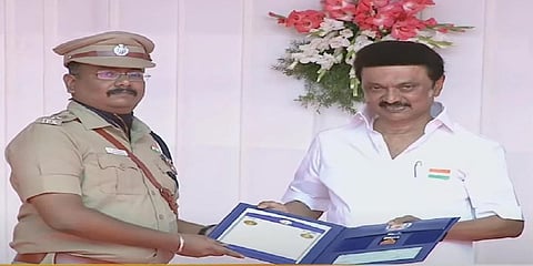 சென்னையில் நடந்த சுதந்திர தின விழாவில் முதல்வர் மு.க.ஸ்டாலினிடம் இருந்து விருதுகளை பெற்றுக் கொள்ளும் கோவை மாவட்ட காவல் கண்காணிப்பாளர் பத்ரிநாராயணன்