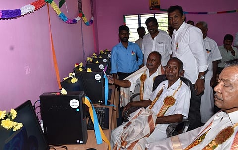  நரிப்பள்ளியில் உள்ள அரசுப்பள்ளியில் ஓய்வு பெற்ற ஆசிரியர்களால்  நவீன கணினிகள் மாணவர்களின் பயன்பாட்டிற்கு அளிக்கப்பட்டது.