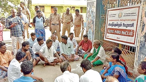 இளநீர்குன்றம் ஊராட்சியில் காவல்துறையினர் பாதுகாப்புடன் பட்டியலின மக்கள் வசிக்கும் பகுதியில் கிராம சபை கூட்டம் நடைபெற்றது.