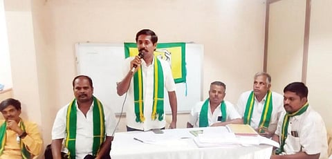 கரூரில் நேற்று நடைபெற்ற தமிழக விவசாயிகள் பாதுகாப்பு சங்க தலைமை செயற்குழுக் கூட்டத்தில் பேசிய சங்கத்தின் நிறுவனர் ஈசன் முருகசாமி.