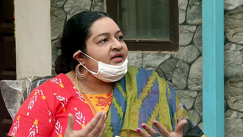 போயஸ் தோட்டத்தில் உள்ள ஜெயலலிதா இல்லத்தில் கொடியேற்ற விடாமல் ஜெ.தீபாவை தடுத்ததால் பரபரப்பு