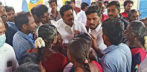 மேட்டூர் அருகே கோனூர் கிராம ஊராட்சியில் நடந்த கிராம சபைக் கூட்டத்தில் சந்துக்கடையை மூடக்கோரி எம்எல்ஏவிடம் மக்கள் வாக்குவாதத்தில் ஈடுபட்டனர்.