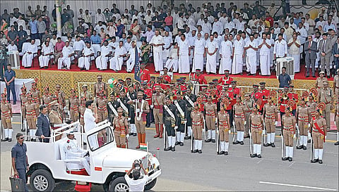 சுதந்திர தின விழாவையொட்டி, சென்னை புனித ஜார்ஜ் கோட்டை கொத்தளத்தில் தேசியக் கொடி ஏற்ற வருகை தந்த முதல்வர் மு.க.ஸ்டாலின், காவல் துறையினரின் அணிவகுப்பு மரியாதையை ஏற்றுக் கொண்டார்.படம்: ம.பிரபு
