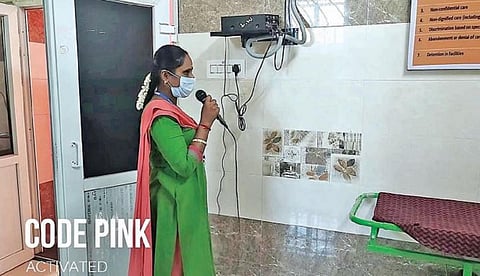 குழந்தை கடத்தலை தடுக்க உதவும் ‘கோடு பிங்க்’ - பொள்ளாச்சி அரசு மருத்துவமனையில் அசத்தல் திட்டம்