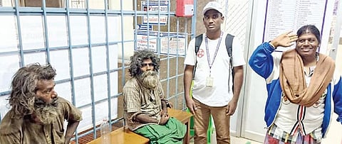 தன்னிலை மறந்து வீதியில் பரிதவிப்பவர்களை மீட்டெடுக்கும் தேனி மருந்தாளுநர்!