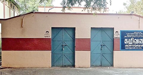 கிரிவல பாதையில் விடுமுறை நாளில் மூடப்பட்டுள்ள கழிப்பறை