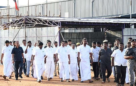 மதுரை ரிங் ரோடு சாலையில் ஆகஸ்ட் 20-ம் தேதி அதிமுக மாநில மாநாடு நடைபெறும் இடத்தை சமீபத்தில் பார்வையிட்ட அதிமுக பொதுச் செயலாளர் எடப்பாடி பழனிச்சாமி. | படம்: எஸ்.கிருஷ்ணமூர்த்தி