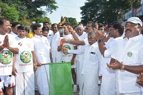 “நீட் பிரச்சினையில் ஸ்டாலினும், உதயநிதியும் மக்களை ஏமாற்றுகின்றனர்” - கே.பி.முனுசாமி