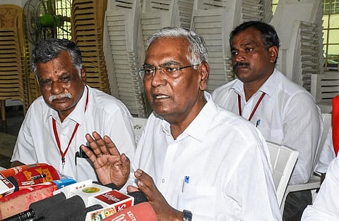 சேலத்தில் செய்தியாளர்களிடம் பேசிய இந்திய கம்யூனிஸ்ட் கட்சியின் தேசிய பொதுச் செயலாளர் டி.ராஜா. உடன் மாநில செயலாளர் முத்தரசன். | படம்: எஸ்.குரு பிரசாத்