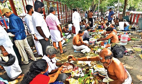ஆடி அமாவாசையை ஒட்டி, சென்னை மயிலாப்பூர் கபாலீஸ்வரர் கோயில் குளத்தில் தங்களின் முன்னோர்களுக்கு தர்ப்பணம் கொடுத்த உறவினர்கள். படம்: ம.பிரபு