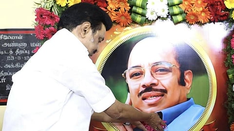 முரசொலி மாறனின் 90-வது பிறந்த நாளையொட்டி அவரது உருவப்படத்துக்கு முதல்வர் ஸ்டாலின் மலர்தூவி மரியாதை செலுத்தினார்