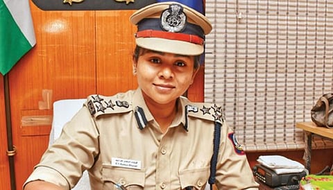 மதுரை சரக டிஐஜியாக பொறுப்பேற்ற ஆர்.வி.ரம்யா பாரதி. | படம்: நா.தங்க ரத்தினம்