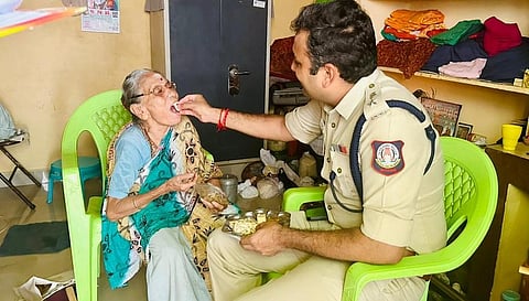 மூதாட்டிக்கு உணவு ஊட்டிவிடும் திருவல்லிக்கேணி துணை ஆணையர் தேஷ்முக் சேகர் சஞ்சய்