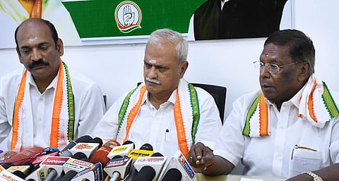 “மாணவர்களுக்கு தமிழக ஆளுநர் துரோகி; புதுச்சேரி ஆளுநர் எதிரி” - நாராயணசாமி காட்டம்