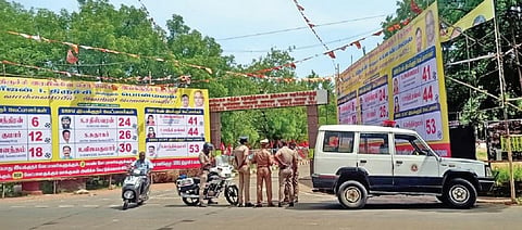 ரயில்வே கூட்டுறவு நாணய சங்க தேர்தல் வாக்குப்பதிவு நடைபெற்ற பொன்மலை பணிமனை முன்பு நேற்று பாதுகாப்புப் பணியில் ஈடுபட்டிருந்த போலீஸார்
