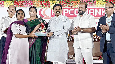 ரெப்கோ வங்கி சார்பில், பிளஸ்-2 தேர்வில் அதிக மதிப்பெண் பெற்றமாணவ, மாணவிகளுக்கு சான்றிதழ் மற்றும் அவர்களின் உயர்கல்விக் கான ஊக்கத்தொகை ஆணைகளை அமைச்சர் அஜய்குமார் மிஸ்ரா வழங்கினார். படம்: எஸ்.சத்தியசீலன்