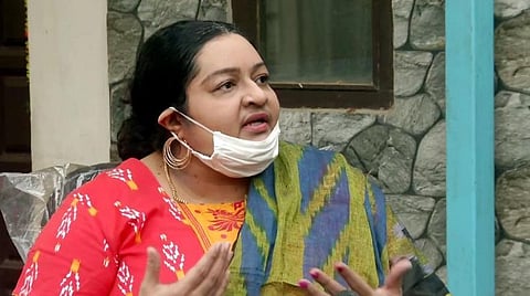 சசிகலா மீது ஜெ.தீபா போலீஸில் புகார்