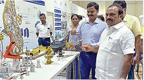 ﻿சென்னை கிண்டியில் உள்ள அரசு ஐடிஐயில், நடைபெற்ற ‘நமது தொழிற் பயிற்சி நிலையத்தில் நமது சகோதரிகள்’ நிகழ்ச்சியில் பங்கேற்ற தொழிலாளர் நலத்துறை அமைச்சர் சி.வி.கணேசன், அங்கு காட்சிப்படுத்தப் பட்டிருந்த உலோக  கைவினைப் பொருட்களை பார்வையிட்டார். வேலைவாய்ப்பு மற்றும் பயிற்சித் துறை ஆணையர் கொ.வீரராகவராவ் உள்ளிட்டோர் உடன் இருந்தனர்.