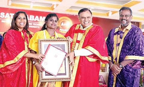 சத்தியபாமா நிகர்நிலை பல்கலைக்கழகத்தின் 32-வது பட்டமளிப்பு விழாவில் தேசிய தொழில்நுட்ப கல்விக் குழுமத்தின் தலைவர் சீதாராம் கலந்துகொண்டு பட்டங்கள் வழங்கினார். உடன் பல்கலைக்கழக வேந்தர் மரியஜீனா ஜான்சன், தலைவர் மேரி ஜான்சன்.