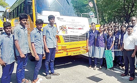 மதுரையில் உள்ள பொறியியல் கல்லூரிகளை பார்வையிடச் செல்லும் விருதுநகர் மாவட்ட அரசு பள்ளி மாணவ, மாணவிகளின் களப்பயணத்தை கொடியசைத்துத் தொடங்கி வைத்த மாவட்ட ஆட்சியர் வீ.ப.ஜெயசீலன்.