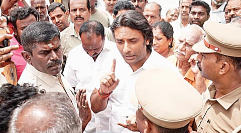 `என் மண் என் தேசம்' இயக்கத்துக்காக வில்லிவாக்கம் அகத்தீஸ்வரர் கோயிலில் பிடி மண் எடுக்க வந்த பாஜகவினரை கோயிலுக்கு அனுமதிக்காமல் போலீஸார் தடுத்து நிறுத்தினர். இதனால், பாஜக மாநில செயலாளர் வினோஜ் பி.செல்வம் உள்ளிட்ட பாஜகவினர் போலீஸாருடன் வாக்குவாதத்தில் ஈடுபட்டனர்.