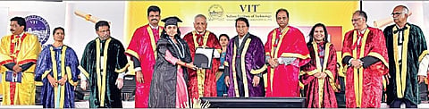 வேலூர் விஐடி பல்கலை.யில் நடைபெற்ற 38-வது பட்டமளிப்பு விழாவில் மாணவிக்குப் பட்டம் வழங்கிய மத்திய சாலைப் போக்குவரத்து  துறை  இணை அமைச்சர் வி.கே.சிங். உடன், விஐடி வேந்தர் கோ.விசுவநாதன், துணைத்  தலைவர்கள் சங்கர் விசுவநாதன், ஜி.வி.செல்வம், உதவி துணைத் தலைவர் காதம்பரி ச.விசுவநாதன் உள்ளிட்டோர். படம்: வி.எம்.மணிநாதன்
