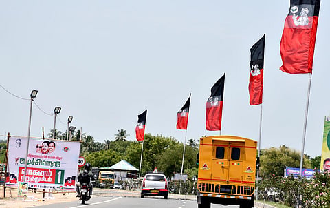 அதிமுக மாநாடு நடைபெறும் மதுரை மண்டேலா நகர் ரிங் ரோடு பகுதியில் அமைக்கப்பட்டுள்ள பிரம்மாண்ட பேனர்கள், கொடிக் கம்பங்கள் | படம்: நா.தங்கரத்தினம்
