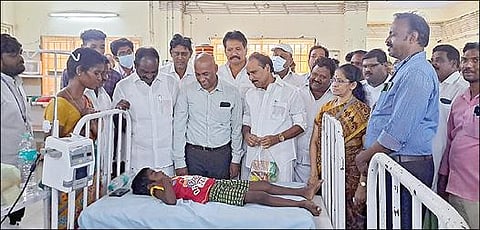 குல்பி ஐஸ் சாப்பிட்டு பாதிக்கப்பட்டு, முண்டியம்பாக்கத்தில் உள்ள அரசு மருத்துவக் கல்லுாரி மருத்துவமனையில் சிகிச்சை பெறுவோரை ஆட்சியர்  பழனி, புகழேந்தி எம்எல்ஏ உள்ளிட்டோர் நேரில் சந்தித்து ஆறுதல் கூறினர்.