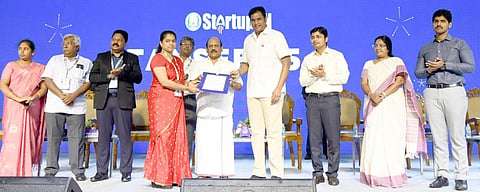 கோவையில் நேற்று தொடங்கிய ஸ்டார்ட்-அப் திருவிழாவில், தொழில்முனைவோருக்கு ஆதார நிதியை வழங்கினார் அமைச்சர் தா.மோ.அன்பரசன். உடன், தமிழக தொழில் முதலீடு ஊக்குவிப்பு மற்றும் வர்த்தகத் துறை அமைச்சர் டிஆர்பி.ராஜா, மாவட்ட ஆட்சியர் கிராந்திகுமர் பாடி, எம்எல்ஏ வானதி சீனிவாசன் உள்ளிட்டோர்.படம்: ஜெ.மனோகரன்