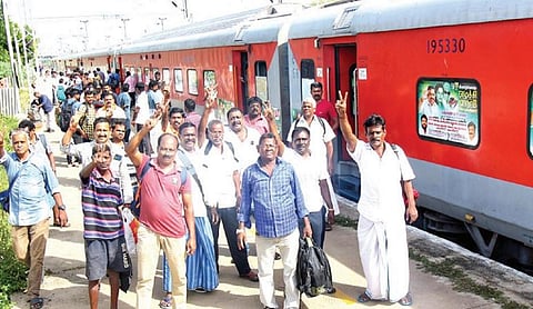அதிமுக மாநில மாநாட்டில் பங்கேற்பதற்காக சென்னையில் இருந்து ரயிலில் கூடல்நகர் ரயில் நிலையம் வந்த அக்கட்சி தொண்டர்கள் படம்: எஸ்.கிருஷ்ணமூர்த்தி