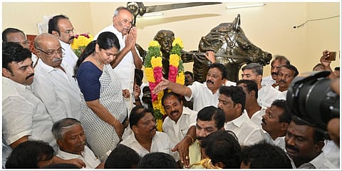 சுதந்திரப் போராட்ட வீரர் ஒண்டி வீரன் நினைவு தினத்தையொட்டி அவரது சிலைக்கு  திமுக எம்பி கனிமொழி மாலை அணிவித்து மரியாதை செலுத்தினார். பேரவைத் தலைவர் அப்பாவு மற்றும் தமிழக அமைச்சர்கள் உடனிருந்தனர்.