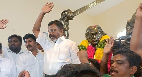 நெல்லை மாவட்டம் பாளையங்கோட்டையில் உள்ள சுதந்திர போராட்ட வீரர் ஒண்டி வீரன் மணி மண்டபத்தில் உள்ள அவரது சிலைக்கு மாலை அணிவித்து விசிக தலைவர் திருமாவளவன் மரியாதை செலுத்தினார்.