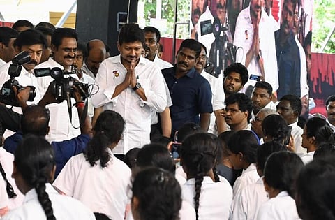 சென்னை வள்ளுவர் கோட்டத்தில் நடைபெற்ற திமுக உண்ணாவிரதப் போராட்டத்தில் உதயநிதி ஸ்டாலின். | படம்: எஸ்.சத்தியசீலன்