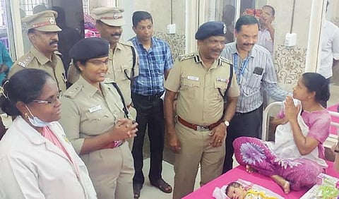 வேலூர் அடுக்கம்பாறை அரசு மருத்துவமனையில் இருந்து கடத்தப்பட்ட குழந்தை, காவல் துறையினரால் மீட்கப்பட்டு தாயிடம் ஒப்படைக்கப்பட்டது. குழந்தையின் தாயை சந்தித்து ஆறுதல் கூறிய வேலூர் சரக டிஐஜி முத்துசாமி. அருகில், மாவட்ட காவல் கண்காணிப்பாளர் கிரண்ஸ்ருதி உள்ளிட்டோர்.
