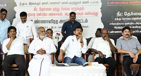 சென்னையில் நேற்று நடைபெற்ற உண்ணாவிரதப் போராட்டத்தில் பங்கேற்ற அமைச்சர்கள் உதயநிதி, சேகர் பாபு, மா.சுப்பிரமணியன் மற்றும் தயாநிதி மாறன் எம்.பி., எழிலன் எம்எல்ஏ உள்ளிட்டோர். படம்: எஸ்.சத்தியசீலன்