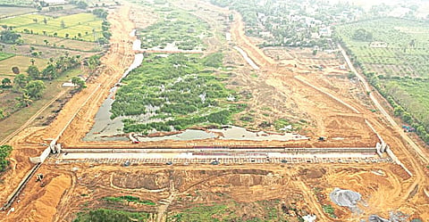 அதிகத்தூரில் கூவம் ஆற்றின் குறுக்கே  தடுப்பணை கட்டும் பணி நிறைவுகட்டத்தை எட்டியுள்ளது.