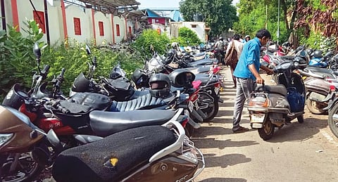 பேசின்பாலம் ரயில் நிலையத்தில் வாகன நிறுத்துமிட பராமரிப்பு ஒப்பந்தம் முடிந்து பல  மாதங்கள் கடந்துள்ளநிலையில், பாதுகாப்பு இல்லாமல் நிறுத்தப்பட்டுள்ள டுவீலர்கள்.