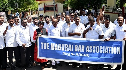 3 சட்டங்களின் பெயர் மாற்றத்தை கண்டித்து மதுரையில் வழக்கறிஞர்கள் ஆர்ப்பாட்டம்