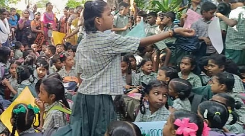 மாநகராட்சி பள்ளி கட்டிடத்தில் சிமென்ட் பூச்சு பெயர்ந்து விழுந்ததால் அச்சம்: சீரமைக்க வலியுறுத்தி மாணவர்கள், பெற்றோர் போராட்டம்