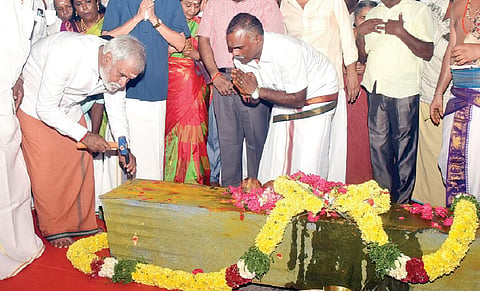 திருவேற்காடு தேவி கருமாரியம்மன் கோயிலில் ரூ. 25 கோடி மதிப்பில் திருப்பணிகளை நேற்று அமைச்சர் பி.கே.சேகர்பாபு தொடங்கி வைத்தார். இந்நிகழ்வில், அறநிலையத் துறை ஆணையர் க.வீ.முரளிதரன், திருவேற்காடு தேவி கருமாரியம்மன் கோயில் அறங்காவலர் குழு தலைவர் என்.கே.மூர்த்தி உள்ளிட்டோர் பங்கேற்றனர்.