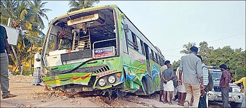 வடலூர் அருகே ராசாக்குப்பத்தில் விபத்தை ஏற்படுத்திய தனியார் பேருந்து.