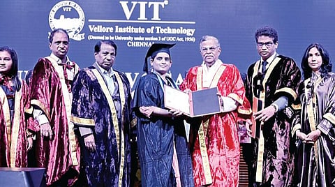 சென்னை விஐடி பட்டமளிப்பு விழா கல்லூரி வளாகத்தில் நேற்று நடந்தது. இதில் நாகாலாந்து ஆளுநர் இல.கணேசன் கலந்துகொண்டு மாணவ மாணவியர் களுக்கு பட்டங்களை வழங்கினார். அருகில் விஐடி பல்கலைக்கழக நிறுவனர் மற்றும் வேந்தர் ஜி.விசுவநாதன், துணைத் தலைவர்கள் சேகர் விசுவநாதன், சங்கர் விசுவநாதன், நிர்வாக இயக்குநர் சந்தியா பென்டாரெட்டி, உதவி துணைத் தலைவர் காதம்பரி விசுவநாதன், விஐடி சென்னையின் இணை துணை வேந்தர் வி.எஸ். காஞ்சனா பாஸ்கரன், வி.ஐ.டி பல்கலைக்கழகத்தின் துணைவேந்தர் ராம் பாபு கோடாலி, விஐடி வேந்தரின் ஆலோசகர் எஸ்.பி.தியாகராஜன், கூடுதல் பதிவாளர் பி.கே.மனோகரன், வால்மார்ட் குளோபல் டெக் இந்திய துணைத் தலைவர் பாலு சதுர்வேதுலா ஆகியோர். படம்: எம்.முத்துகணேஷ்