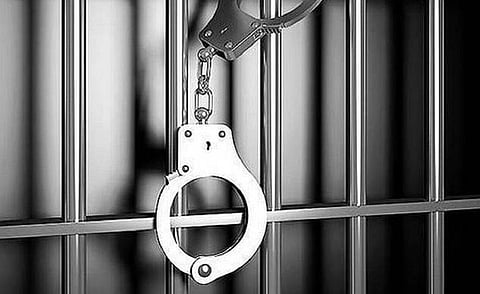 ஆண்டிபட்டி அருகே மிளகாய் பொடி தூவி கணவரை வெட்டி கொலை செய்த மனைவி கைது