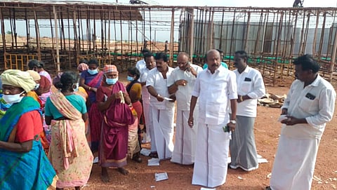 மதுரை அதிமுக மாநாட்டில் மீதமான உணவுகளை அப்புறப்படுத்தும் பணி தொடக்கம்
