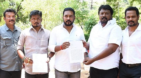மதுரை சரக டிஐஜியிடம் இன்று  திமுக தலைமை செயற்குழு உறுப்பினரும், வழக்கறிஞருமான க.இளமகிழன் அக்கட்சியினருடன் புகார் மனு அளித்தார். | படம்: எஸ்.கிருஷ்ணமூர்த்தி.