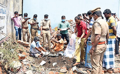 மர்மமாக இறந்த குழந்தையின் உடல், புதைக்கப்பட்ட இடத்தில்
வட்டாட்சியர் முன்னிலையில் தோண்டி எடுக்கும் பணி நடந்தது.
படம்: எஸ்.கிருஷ்ணமூர்த்தி